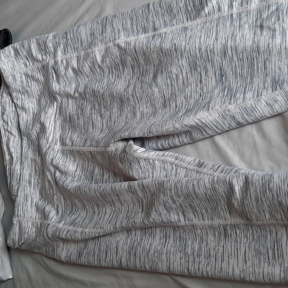 Workout clothing bundle! Under Armour, Lole, QueenieKe. Mostly small or XS - Picture 9 of 10